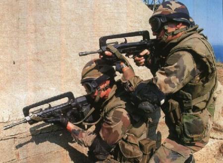 soldat francais avec des famas